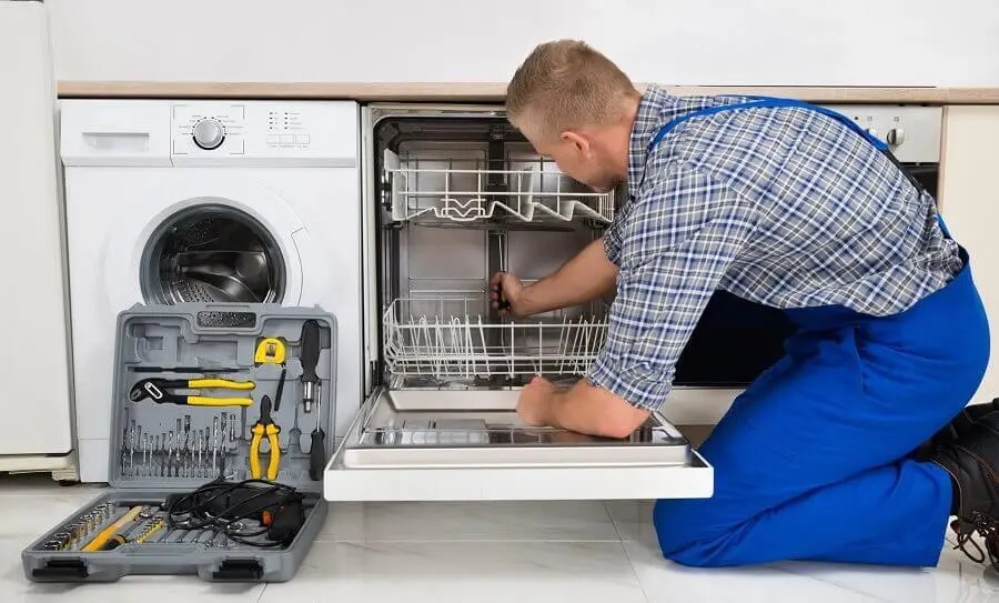 Bayındır Hotpoint servisi teknisyen ekibi beyaz eşya tamiri yaparken